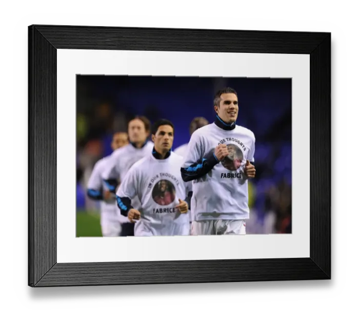 Framed Print : Robin van Persie Gears Up: Everton vs Arsenal, Premier League 2011-12