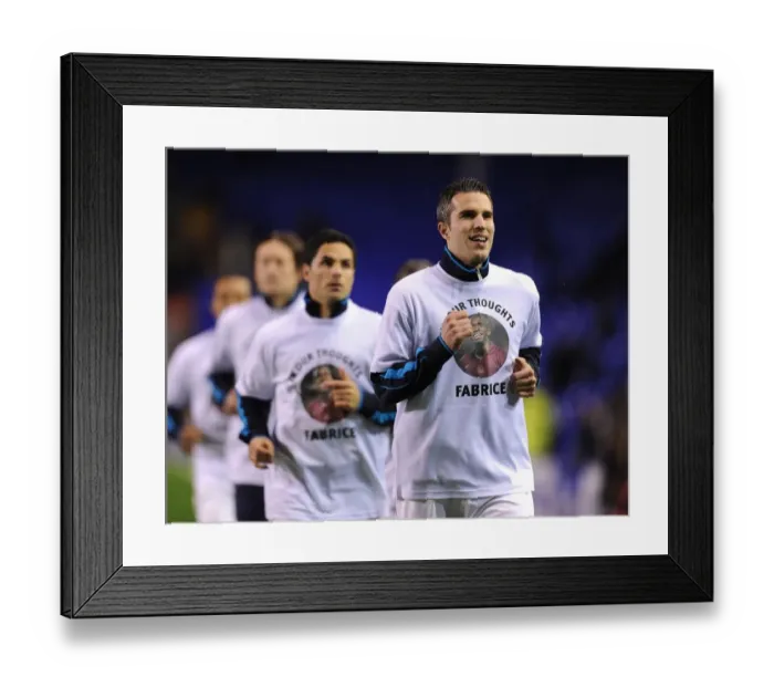 Framed Print : Robin van Persie Gears Up: Everton vs. Arsenal, Premier League 2011-12 Framed Print : Robin van Persie Gears Up: Everton vs. Arsenal, Premier League 2011-12