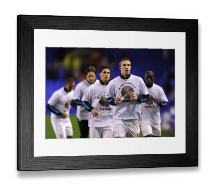 Framed Print : Robin van Persie Prepares for Everton vs Arsenal Clash in Premier League (2011-12) Framed Print : Robin van Persie Prepares for Everton vs Arsenal Clash in Premier League (2011-12)