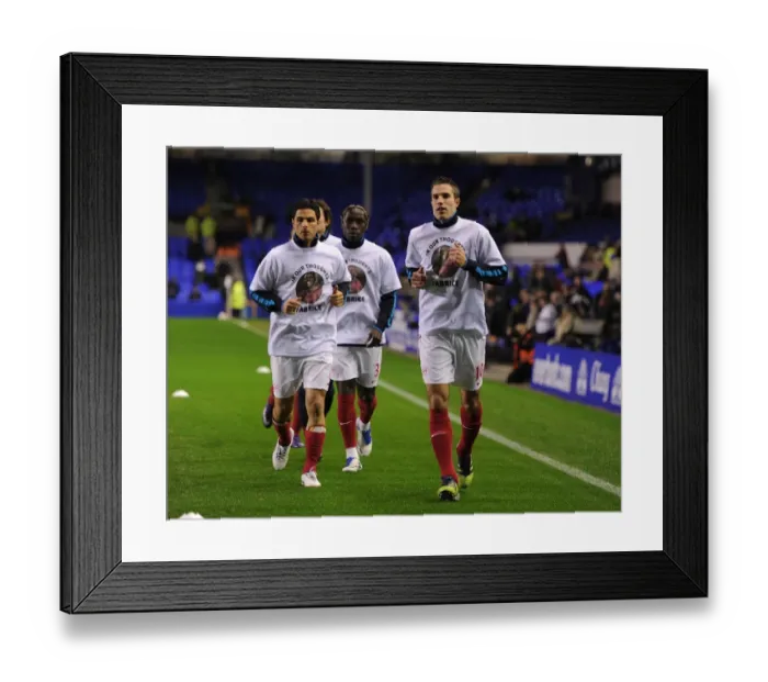 Framed Print : Robin van Persie and Arsenal Honor Fabrice Muamba Before Everton Clash (2011-12) Framed Print : Robin van Persie and Arsenal Honor Fabrice Muamba Before Everton Clash (2011-12)
