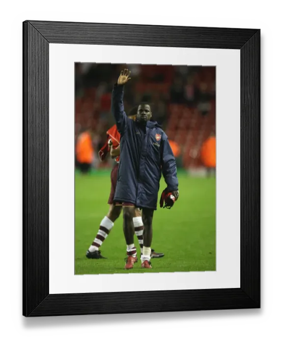 Framed Print : Emmanuel Eboue waves to the Arsenal fans after the match Framed Print : Emmanuel Eboue waves to the Arsenal fans after the match