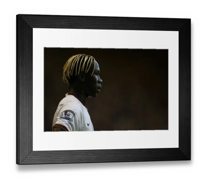 Framed Print : Bacary Sagna in Action: The Unforgettable 1:1 Stalemate between Liverpool and Arsenal, Barclays Premier League, 2022