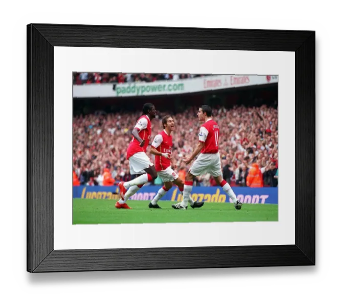 Framed Print : Robin van Persie's Dramatic Free-Kick: Arsenal's Comeback against Sunderland (3:2) Framed Print : Robin van Persie's Dramatic Free-Kick: Arsenal's Comeback against Sunderland (3:2)