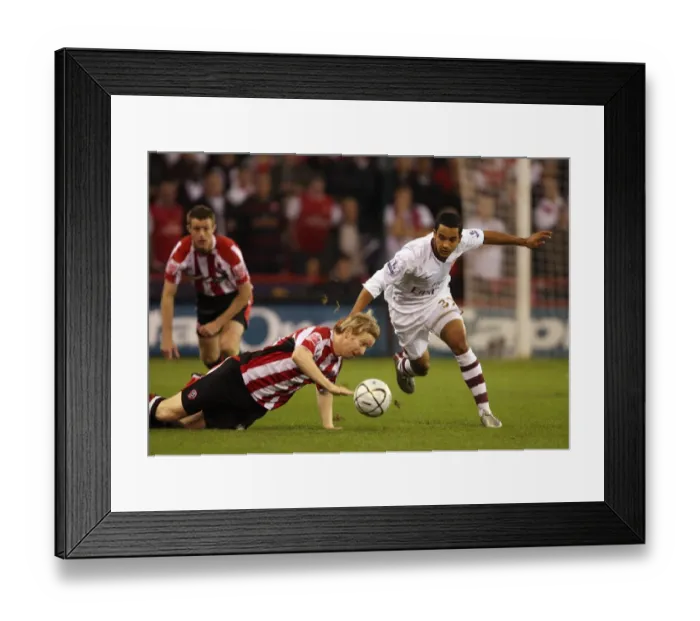 Framed Print : Theo Walcott (Arsenal) David Carney (Sheff) Framed Print : Theo Walcott (Arsenal) David Carney (Sheff)