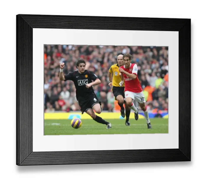 Framed Print : Mathiue Flamini (Arsenal) Owen Hargreaves (Manchester United) Framed Print : Mathiue Flamini (Arsenal) Owen Hargreaves (Manchester United)