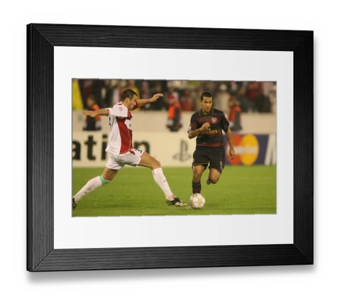 Framed Print : Theo Walcott (Arsenal) Erich Brabec (Slavia Prague)