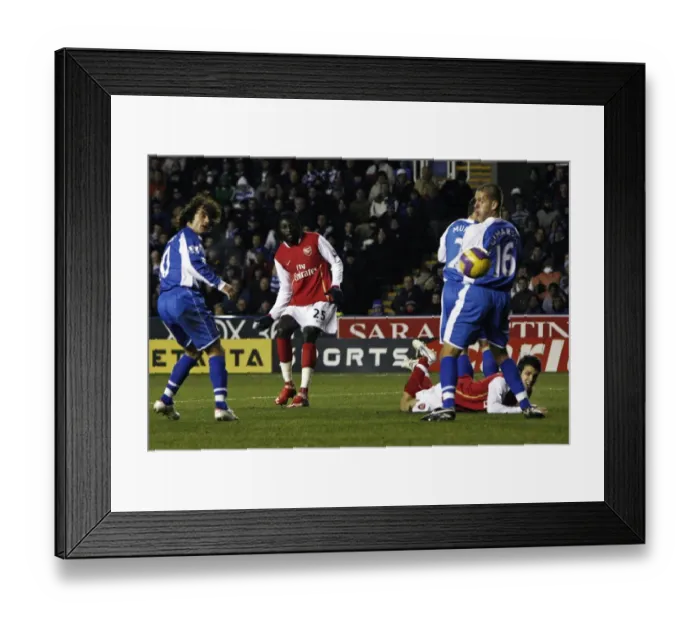 Framed Print : Emmanuel Adebayor shoots past Reading goalkeeper Marcus Hahnemann to score the 2nd Arsenal goal