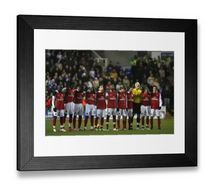 Framed Print : The Arsenal team line up for a minutes silence for Rememberance Day