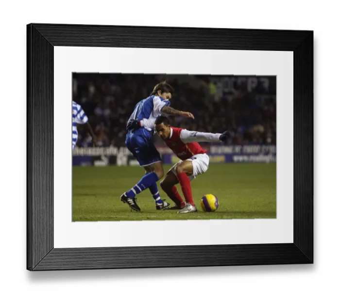 Framed Print : Theo Walcott (Arsenal) John Oster (Reading) Framed Print : Theo Walcott (Arsenal) John Oster (Reading)
