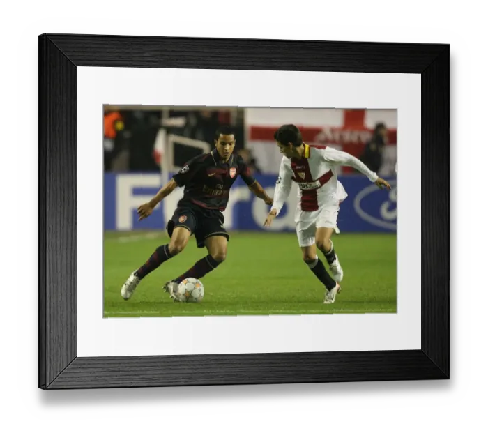 Framed Print : Theo Walcott (Arsenal) Jesus Navas (Seville)