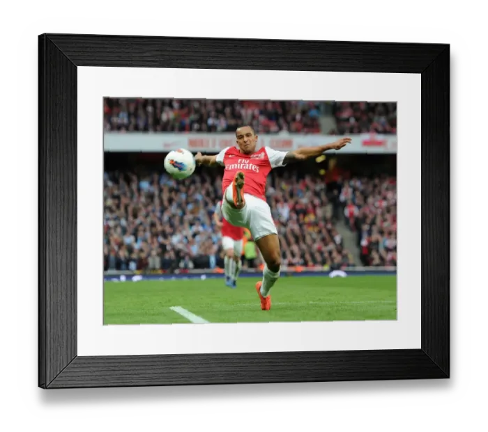 Framed Print : Theo Walcott in Action: Arsenal vs Manchester City, Premier League 2011-12 Framed Print : Theo Walcott in Action: Arsenal vs Manchester City, Premier League 2011-12