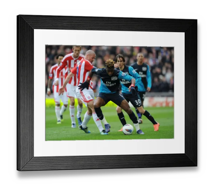 Framed Print : Alex Song Outmaneuvers Jonathan Walters: A Midfield Masterclass