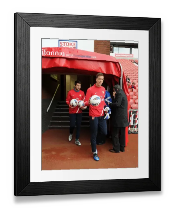 Framed Print : Wojciech Szczesny: Arsenal's Focused Goalkeeper Ahead of Stoke City Clash (2011-12)