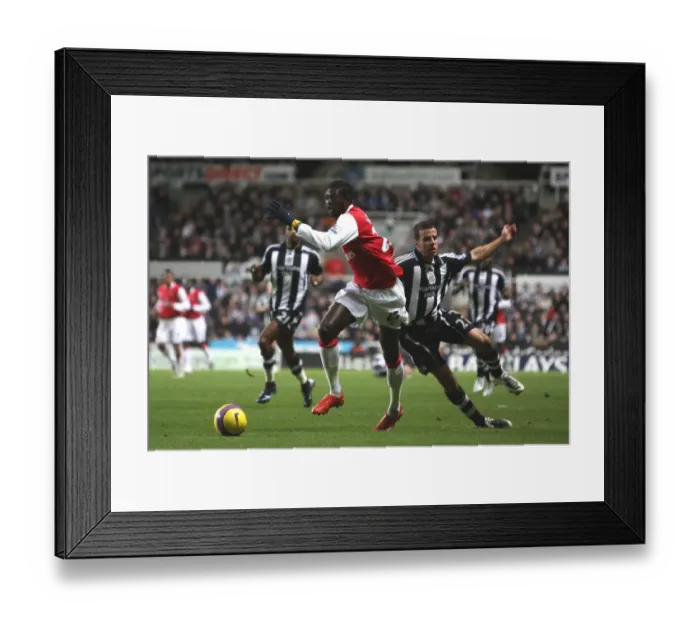 Framed Print : Emmanuel Adebayor (Arsenal) Steve Taylor (Newcastle)