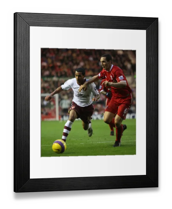 Framed Print : Theo Walcott (Arsenal) Emanuel Pogatetz (Middlesbrough) Framed Print : Theo Walcott (Arsenal) Emanuel Pogatetz (Middlesbrough)
