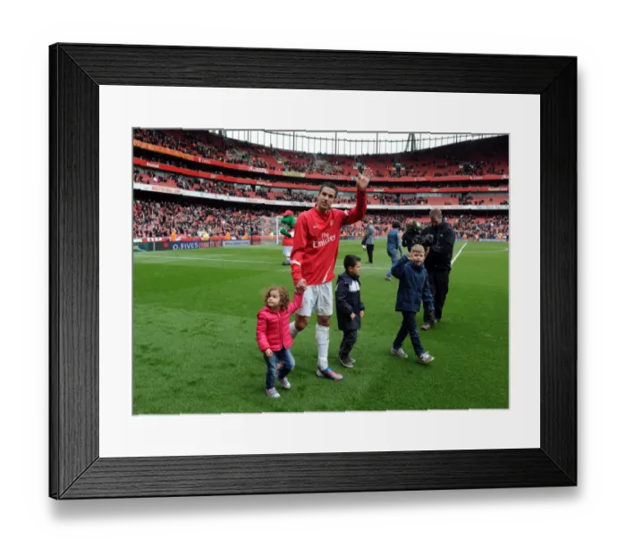 Framed Print : Robin van Persie Celebrates Victory: Arsenal v Norwich City, Premier League 2011-12