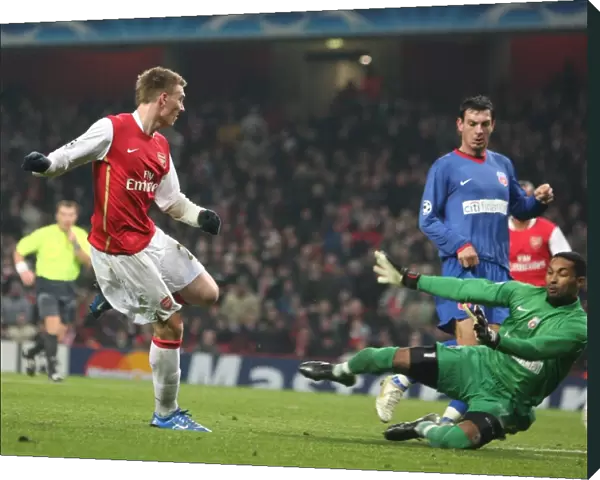 Nicklas Bendtner shoots past Bucuresti keeper Robinson Zapata to score the 2nd Arsenal goal