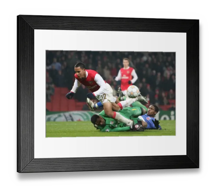 Framed Print : Theo Walcott (Arsenal) Robinson Zapata (Bucuresti) Framed Print : Theo Walcott (Arsenal) Robinson Zapata (Bucuresti)