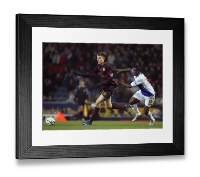 Framed Print : Nicklas Bendtner (Arsenal) Aaron Mokoena (Blackburn) Framed Print : Nicklas Bendtner (Arsenal) Aaron Mokoena (Blackburn)