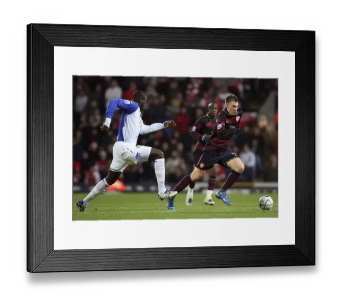 Framed Print : Nicklas Bendtner (Arsenal) Christopher Samba (Blackburn)