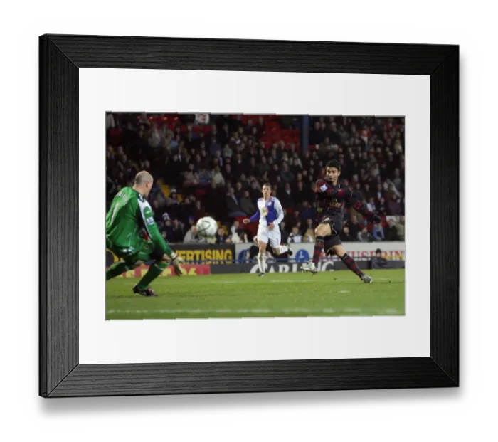 Framed Print : Eduardo scores Arsenals 2nd goal past Brad Friedel (Blackburn)