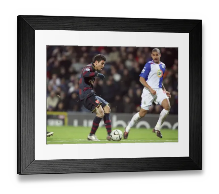 Framed Print : Eduardo scores Arsenals 3rd goal under pressure from Steven Reid (Blackburn)
