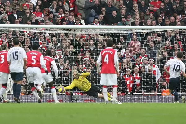 Manuel Almunia (Arsenal) saves a penalty by Robbie Keane (Spurs)