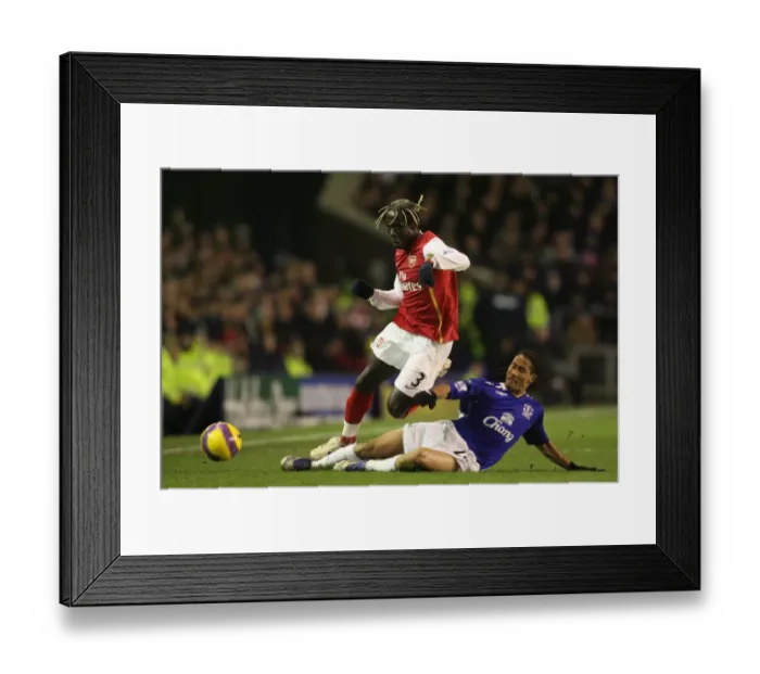 Framed Print : Dominant Arsenal: Sagna and Pienaar Clash in Arsenal's 4-1 Premier League Victory at Goodison Park, December 2007