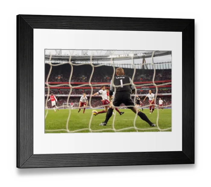 Framed Print : Eduardo scores Arsenals 1st goal past Matthew Upson and Robert Green (West Ham)