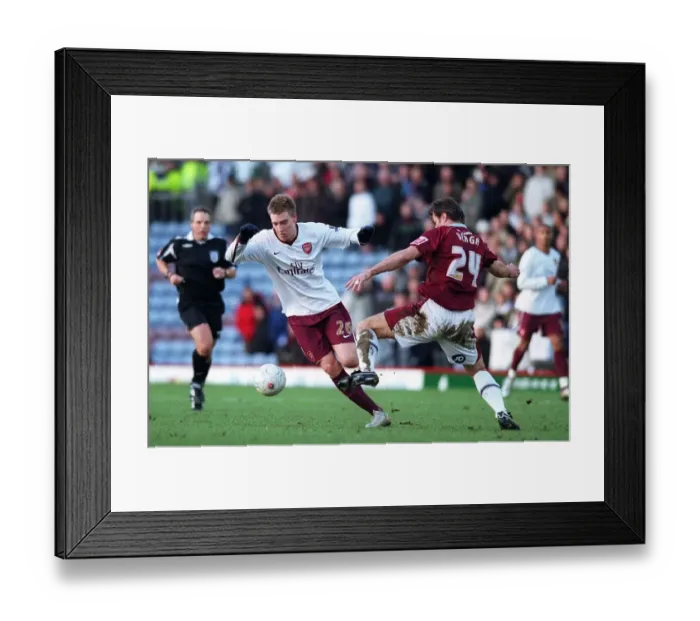 Framed Print : Nicklas Bendtner (Arsenal) Stanislav Varga (Burnley)