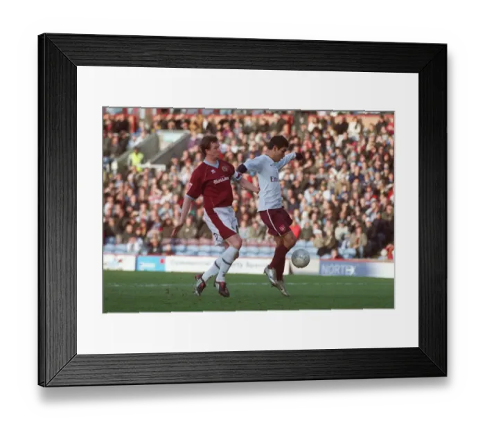 Framed Print : Eduardo scores Arsenals 1st goal under pressure from Steven Caldwell (Burnley)