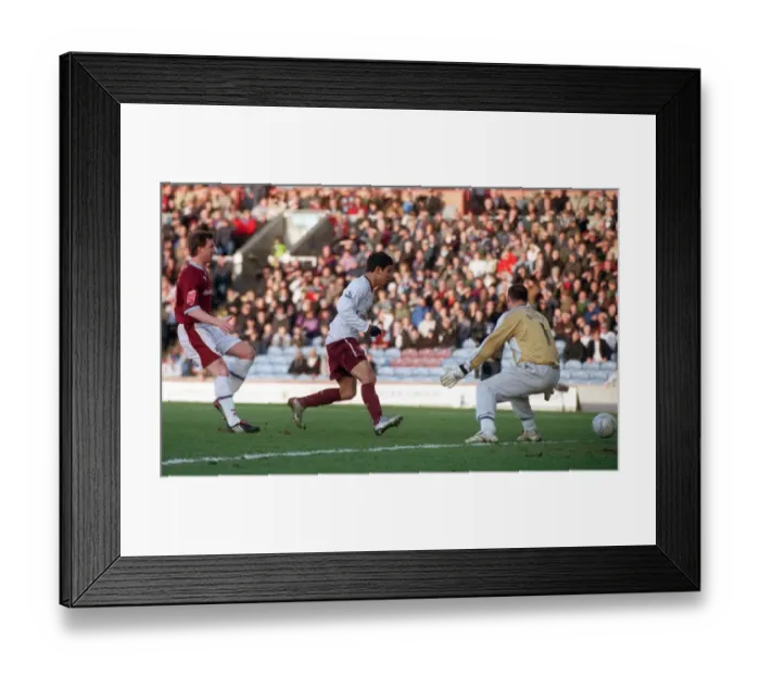 Framed Print : Eduardo scores Arsenals 1st goal past Gabor Kiraly Framed Print : Eduardo scores Arsenals 1st goal past Gabor Kiraly