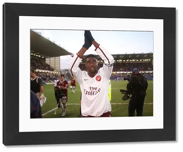 Kolo Toure (Arsenal) claps the fans as he leave the pitch