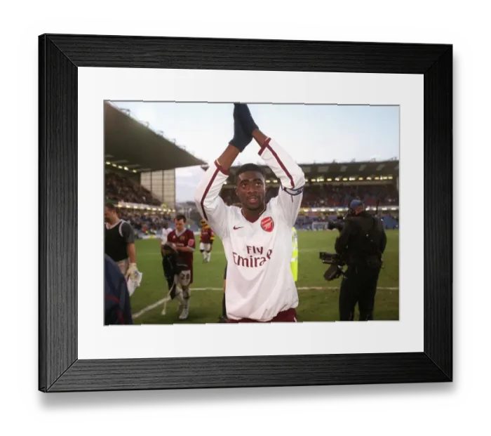 Framed Print : Kolo Toure (Arsenal) claps the fans as he leave the pitch Framed Print : Kolo Toure (Arsenal) claps the fans as he leave the pitch