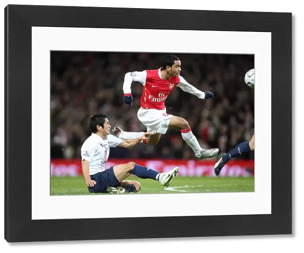 Theo Walcott scores Arsenals goal under pressure from Lee Young-Pyo (Tottenham)