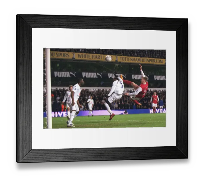Framed Print : Nicklas Bendtner (Arsenal) Pascal Chimbonda and Ledley King (Spurs)