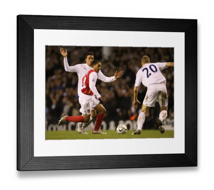 Framed Print : Theo Walcott (Arsenal) Jermaine Jenas and Michael Dawson (Tottenham)