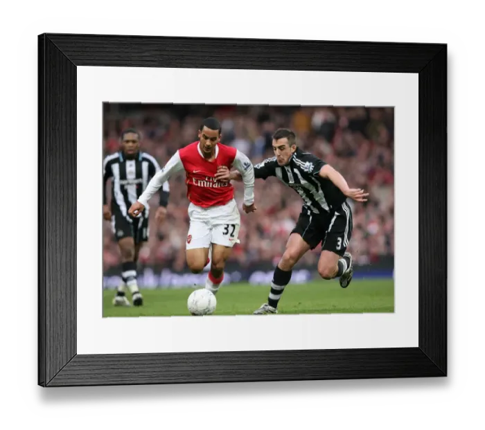 Framed Print : Theo Walcott (Arsenal) Sanchez Jose Enrique (Newcastle United)