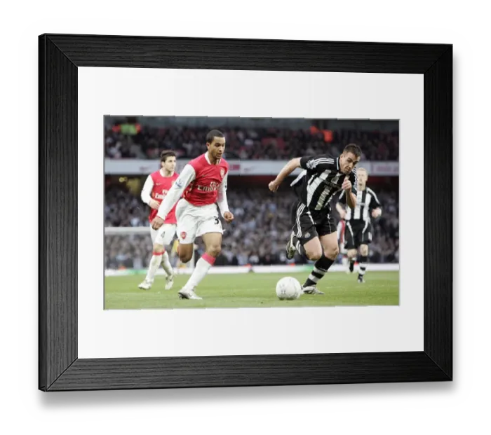 Framed Print : Theo Walcott (Arsenal) Sancez Jose Enrique (Newcastle)