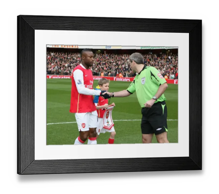 Framed Print : Arsenal captain William Gallas shakes hands with referee Martin Atkinson before the match