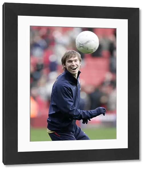 Alex Hleb (Arsenal) warms up before the match