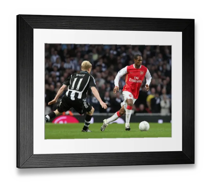 Framed Print : Justin Hoyte (Arsenal) Damien Duff (Newcastle)