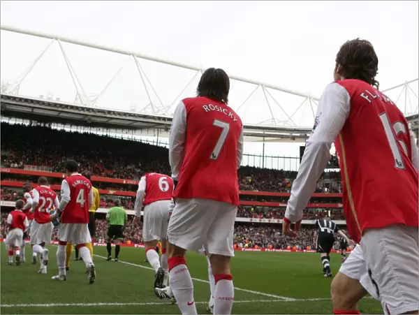 Tomas Rosicky and Mathieu Flamini (Arsenal) walk out onto the pitch
