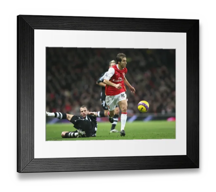 Framed Print : Mathieu Flamini (Arsenal) David Rozenhal (Newcastle United) Framed Print : Mathieu Flamini (Arsenal) David Rozenhal (Newcastle United)