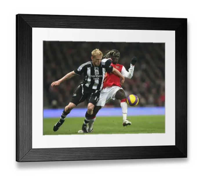 Framed Print : Bacary Sagna (Arsenal) Damian Duff (Newcastle United) Framed Print : Bacary Sagna (Arsenal) Damian Duff (Newcastle United)