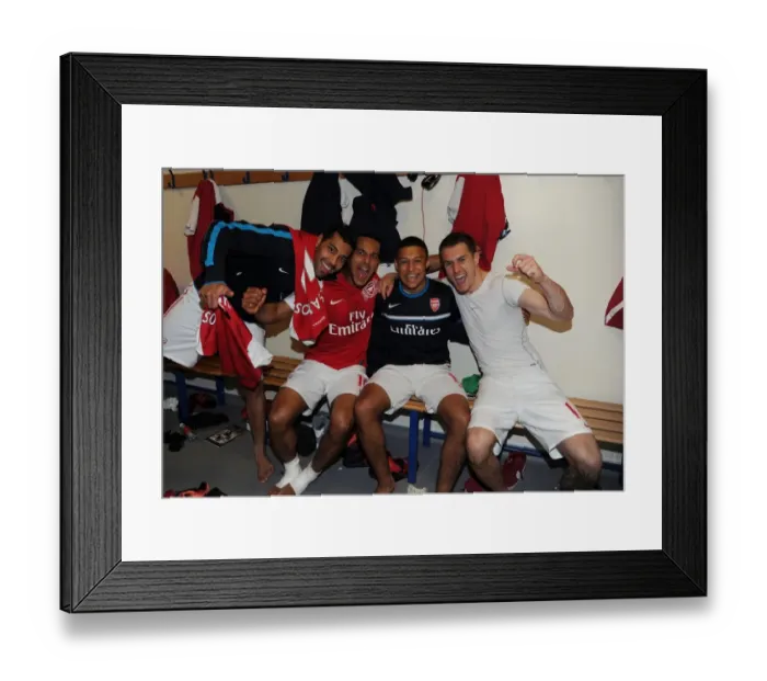 Framed Print : Arsenal Celebrate Victory: Walcott, Oxlade-Chamberlain, Ramsey, and Santos Rejoice After West Bromwich Albion Win
