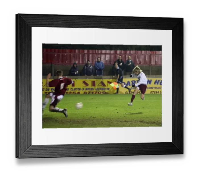 Framed Print : Henri Lansbury scores Arsenals 4th goal, his 2nd, past Nik Kudiersky (Burnley)