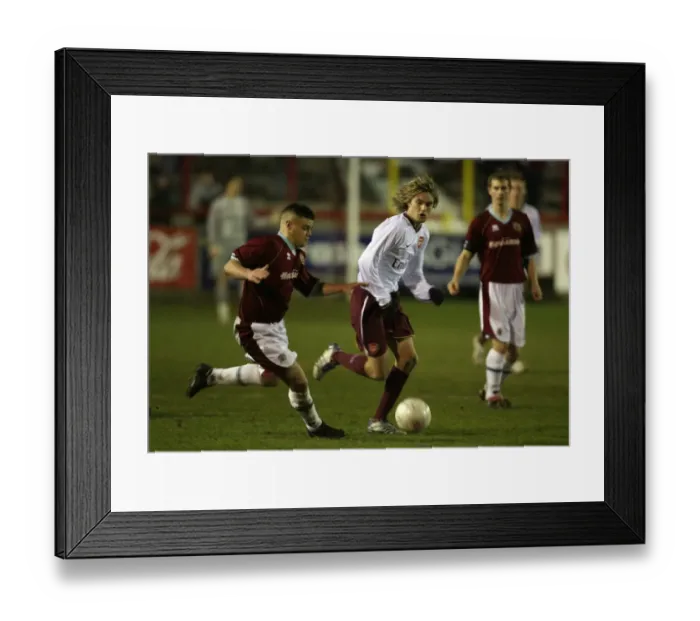 Framed Print : Henri Lansbury (Arsenal) Thomas Bradley (Burnley) Framed Print : Henri Lansbury (Arsenal) Thomas Bradley (Burnley)