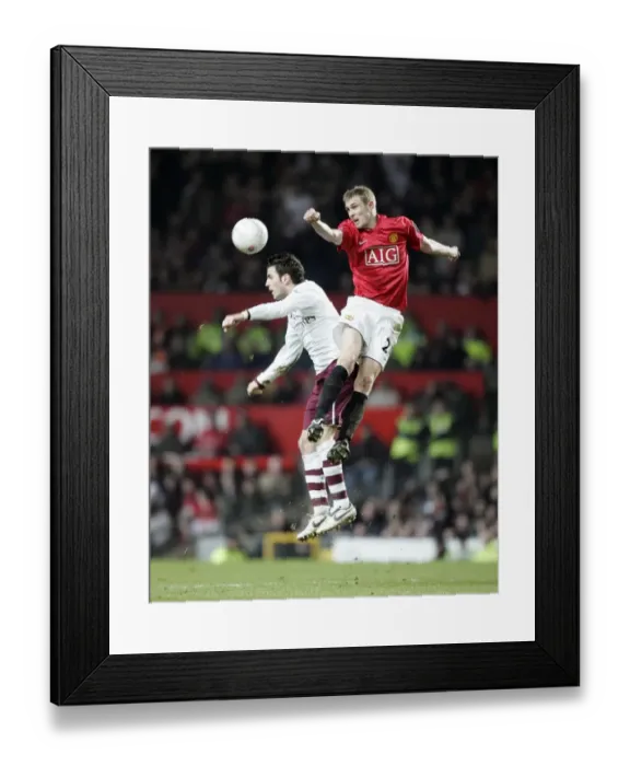 Framed Print : Cesc Fabregas (Arsenal) Darren Fletcher (Man Utd)