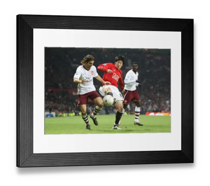 Framed Print : Mathieu Flamini (Arsenal) Ji-Sung Park (Man Utd) Framed Print : Mathieu Flamini (Arsenal) Ji-Sung Park (Man Utd)